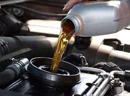 ریختن شکر در روغن موتور ماشین