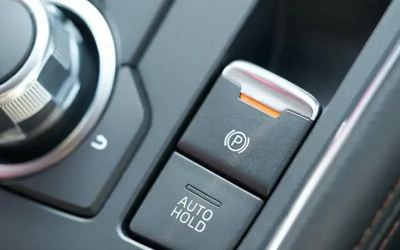 اتوهلد چیست؟ عملکرد و مزایای سیستم اتوهلد در خودرو
