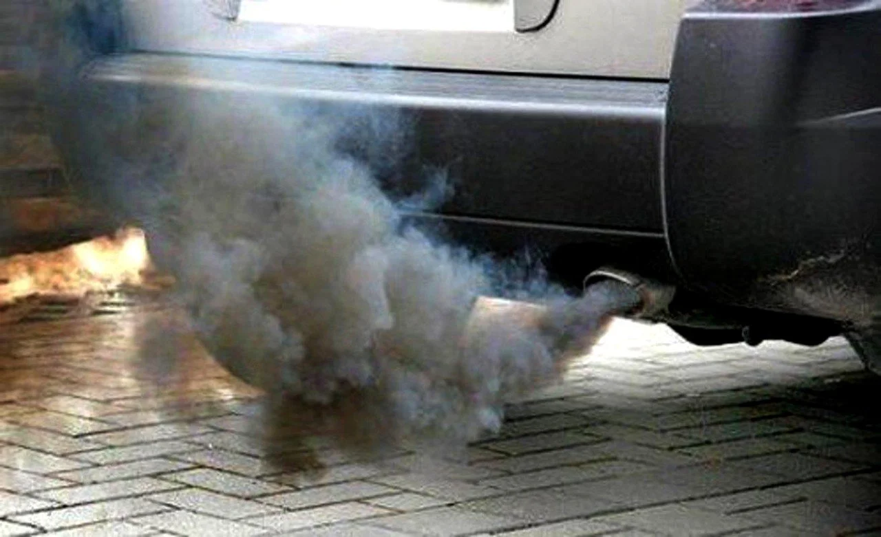 رنگ سیاه دود اگزوز ؛ رنگ دود ماشین شما نشانه چیست؟