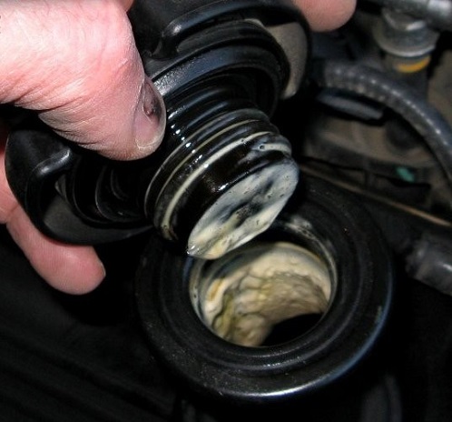 چرا روغن موتور خودرو کف می کند؟